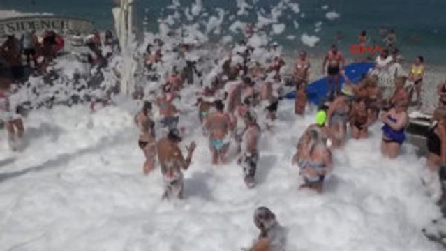 Kemer Turistlere Köpük Partili Eğlence