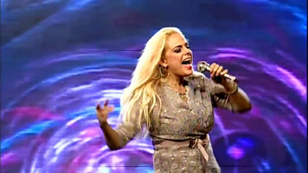 American Singer is singing a beautiful Song about Pakistan