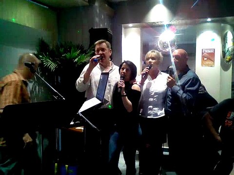 Philippe, Séverine, Maryline et André interprètent Le coup de soleil de Richard Cocciante