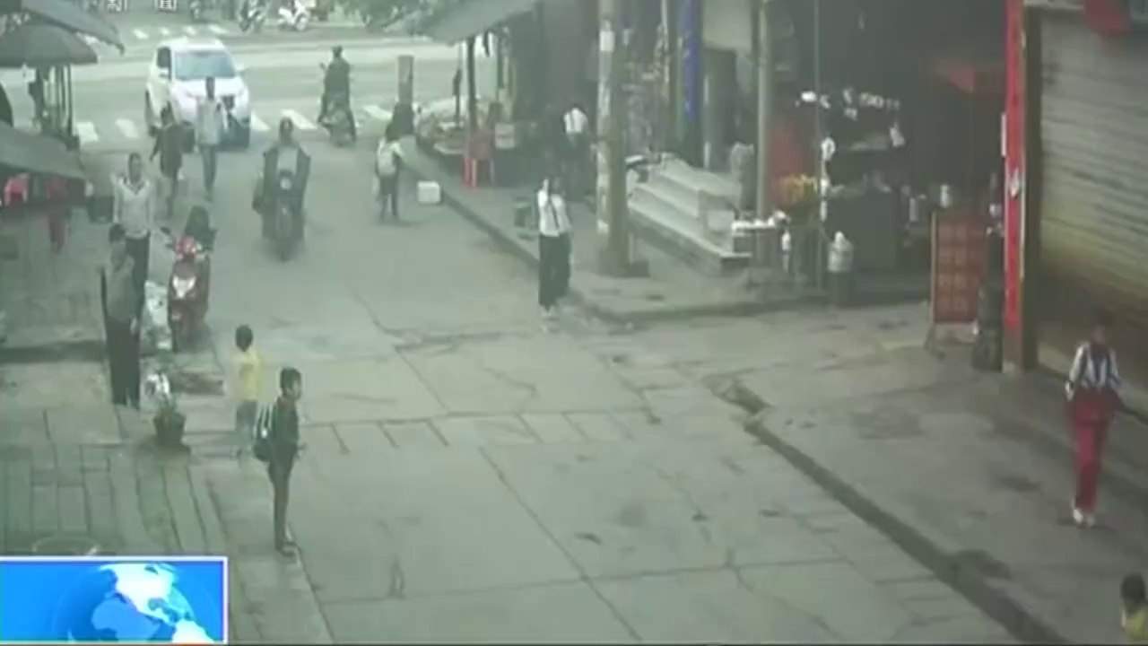 Une fillette écrasée par une voiture en Chine s'en sort indemne