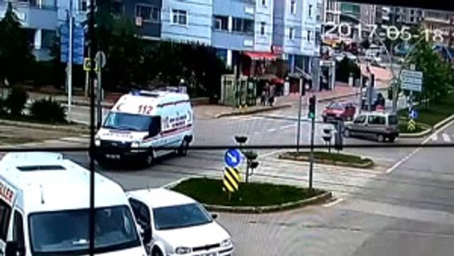 Seyir Halindeki Ambulansın Tekerleği Çıktı...o Anlar Güvenlik Kamerasına Yansıdı