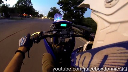 Il tente un Wheelie en moto et s'explose au sol... FAIL