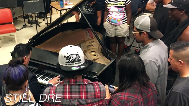 Ce pianiste joue les morceaux de Dr Dre au piano dans un lycée de Compton : Still Dre, What's the difference, The next episode...