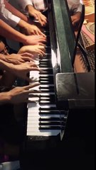 Ils jouent au piano à 10 mains !! Impressionant