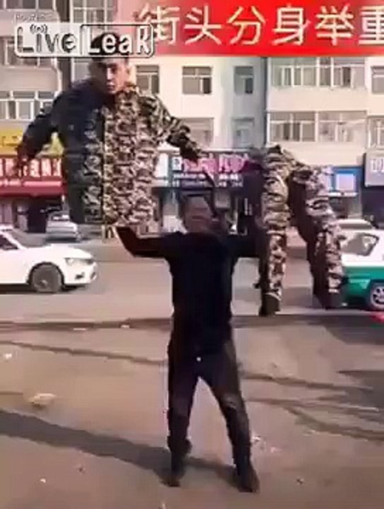 Un magicien ses fait démasquer son tour de magie à cause de pétards !