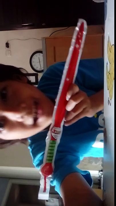 Makan jely pedang  dan bermain pasir