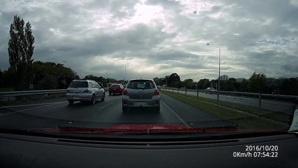 Regardez le camion à droite... Gros fail !