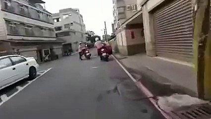 il voulait faire le malin mais il est tombé sur bruce lee ,il à vite décampé lol