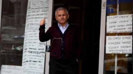 Alacaklarının Listesini İş Yerinin Vitrinine Astı