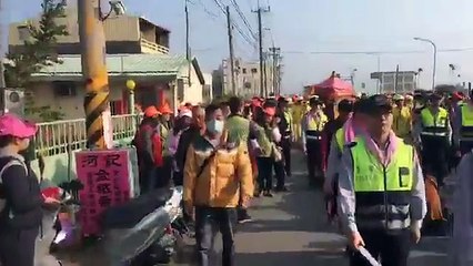 白沙屯媽祖崙背粉絲團   溝皂鄉親展誠心 紅毯炮陣迎媽祖