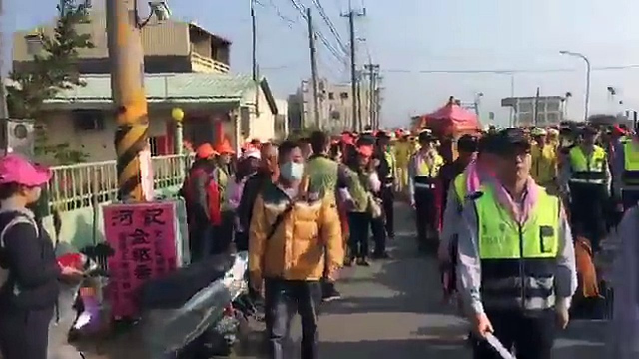 白沙屯媽祖崙背粉絲團   溝皂鄉親展誠心 紅毯炮陣迎媽祖