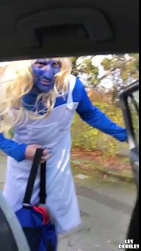 Ses potes lui font croire qu'il va à une soirée déguisée