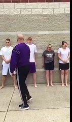 Un professeur teste du gaz poivre sur ses étudiants !