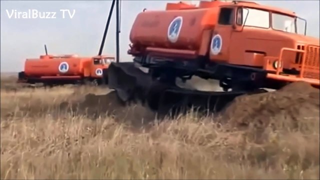 Des Camions Militaires Coincés Dans la Boue, Conducteurs Fous