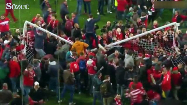 Spartak 16 yıl sonra şampiyon oldu, taraftar sahayı bastı!