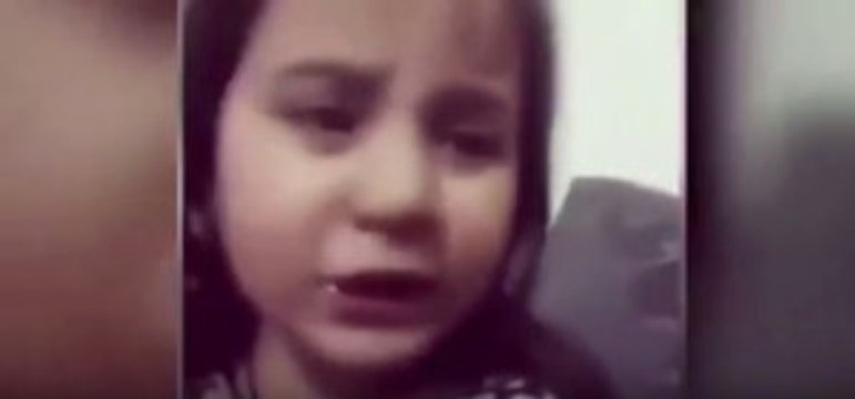 Kitabı Yırtıldığı İçin Üzülen Küçük Kız, Sosyal Medyayı Ayağa Kaldırdı