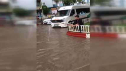 Afyon'da Göle Dönen Sokağa Vatandaş Protesto İçin Olta Attı