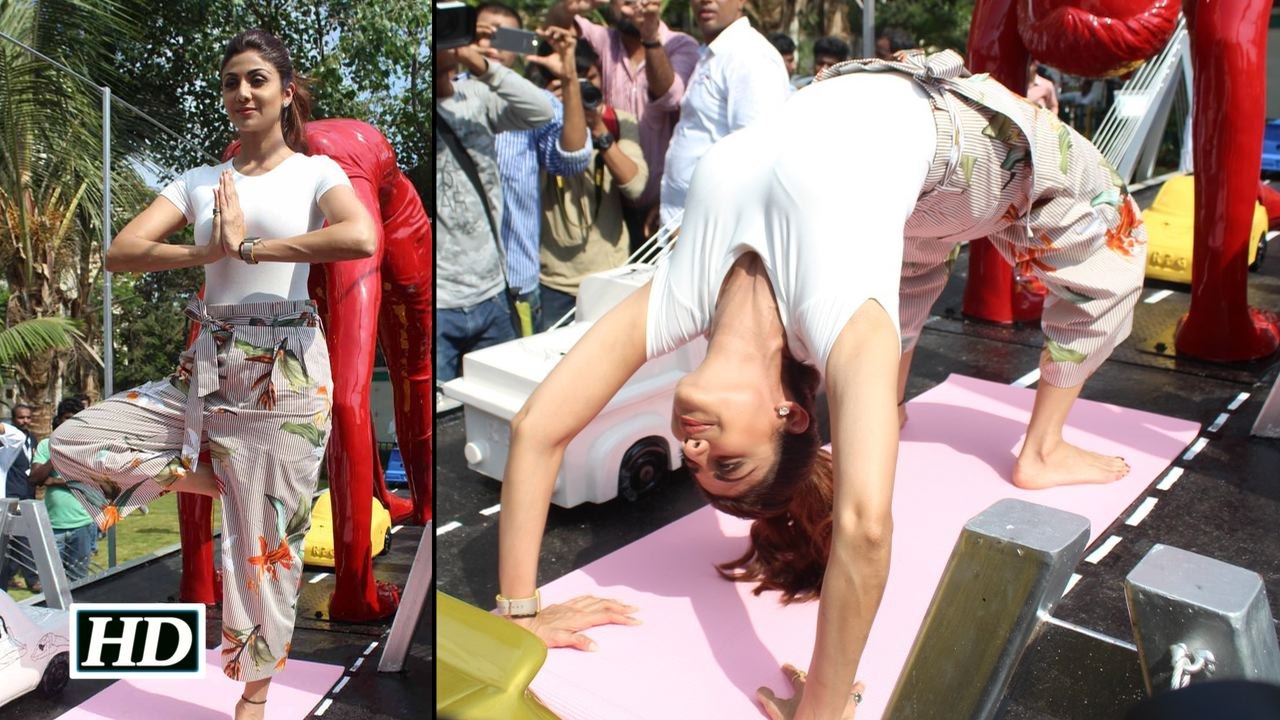Shilpa Shetty performs YOGA in front of local Mumbaikars