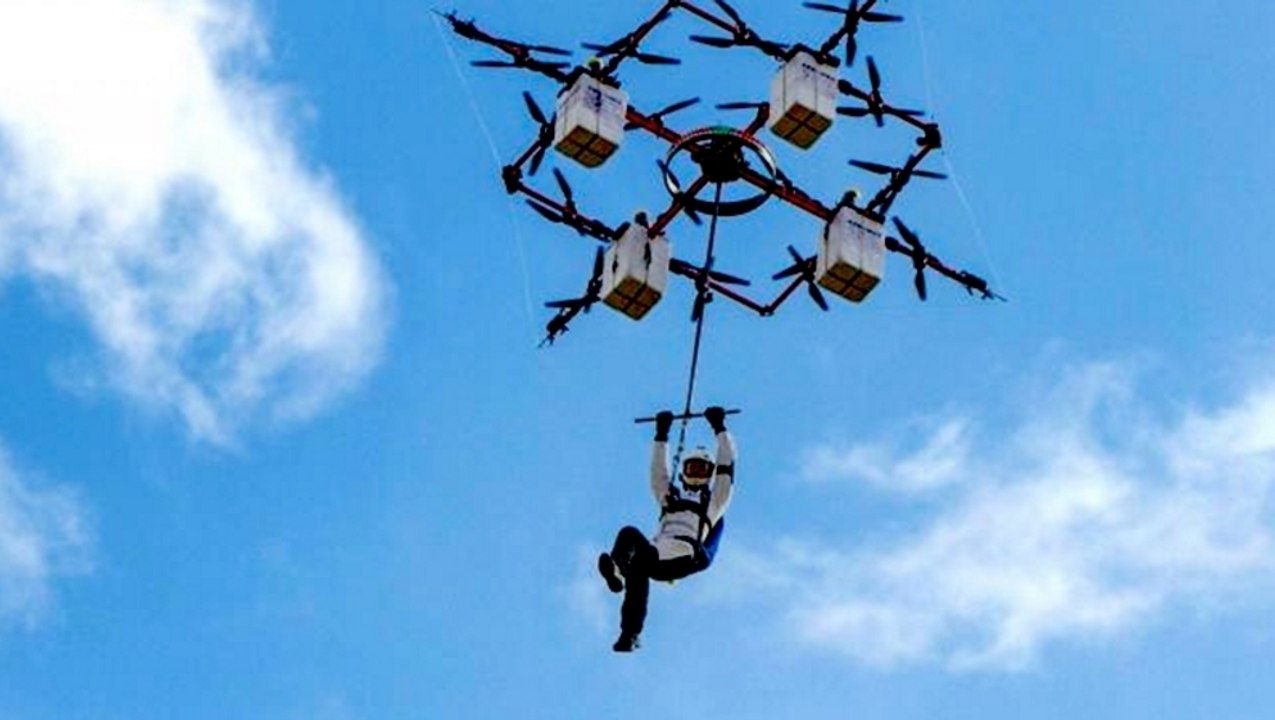 Il tente le premier saut en parachute... depuis un drone !