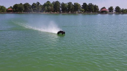 Une voiture RC roule sur l'eau (Las Vegas)
