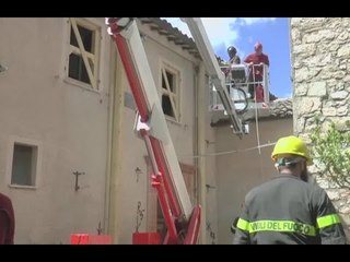 Скачать видео: Camerino (MC) - Terremoto, lavori casa canonica a Valdiea (18.05.17)