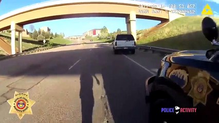 Un policier se retrouve face à un conducteur armé pendant un contrôle