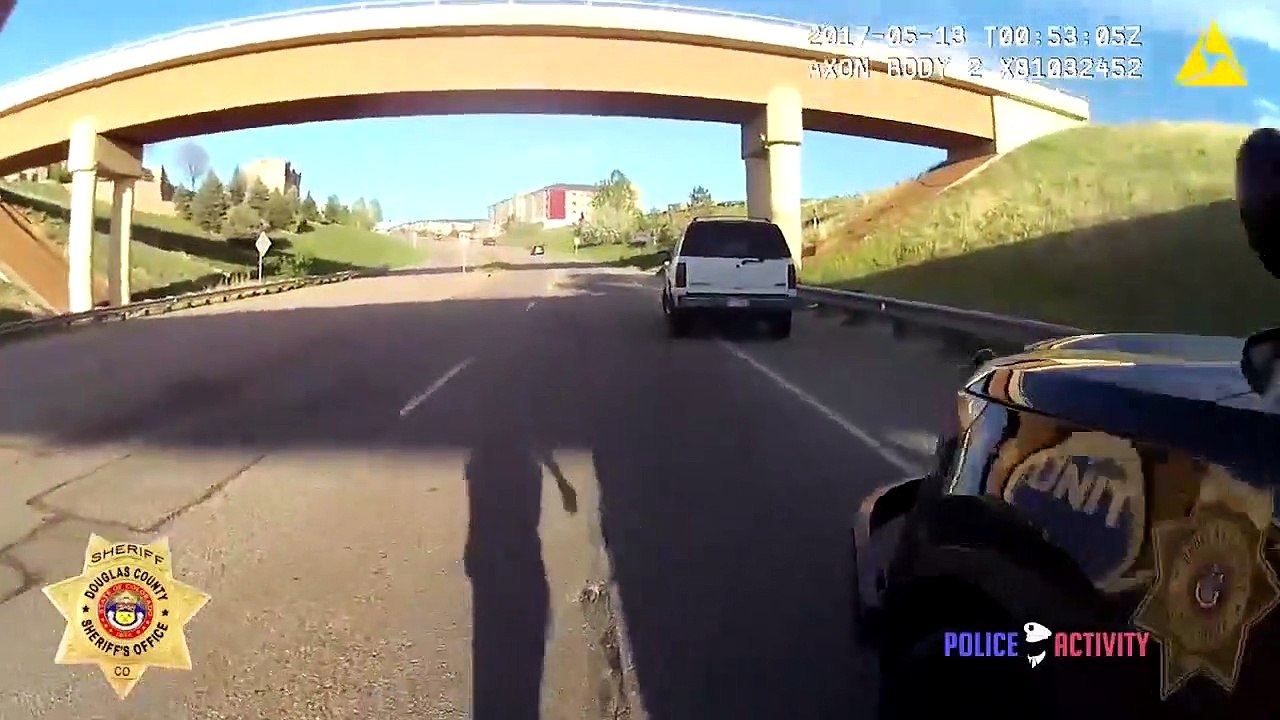 Un policier frôle la mort après qu'un conducteur l'attaque avec une arme