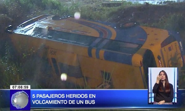Cinco pasajeros heridos en volcamiento de un bus