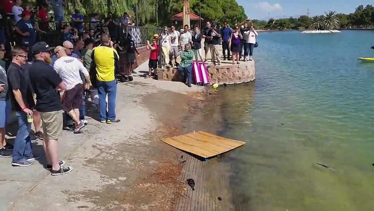 Cette voiture (RC) peut effectivement rouler sur l'eau