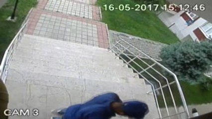 11 Yaşındaki Çocuğu 'Baban Karakolda' Diye Kandırıp Evdeki Altınları Aldılar.