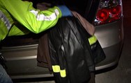 Un sujeto fue detenido por llevar uniformes policiales en su vehículo
