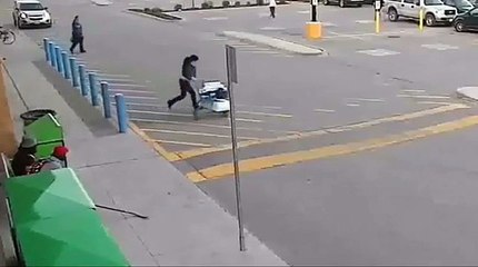 Une femme vole un caddie plein dans un supermarché mais se rate dans sa fuite