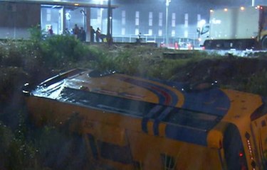 Cinco pasajeros heridos dejó el volcamiento de un bus en la vía a Daule