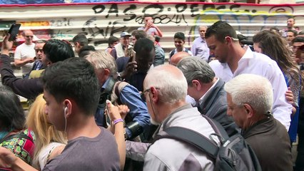 Législatives : Mélenchon en campagne sur un marché de Marseille