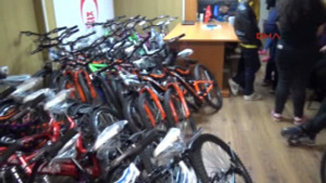 Türkiye'deki Öğrencilerden Kosovalı Çocuklara Bisiklet