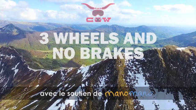 Ils dévalent une route avec des luges à roulettes sans frein