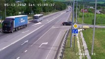 Une voiture coupe la route à un cycliste (Russie)