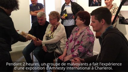 Des malvoyants au musée de la photo