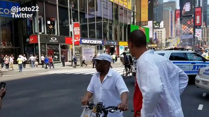 Les premières images après qu'une voiture a foncé sur la foule à Times Square, New York