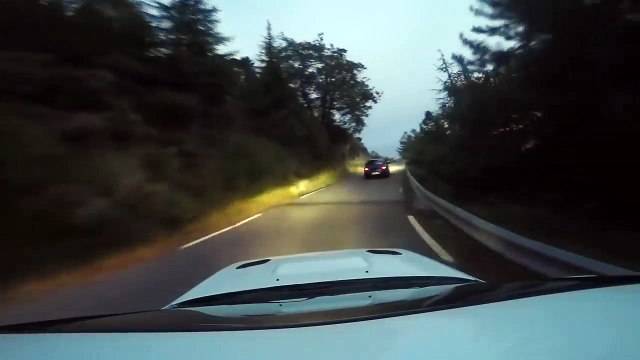 La course folle en montagne de deux conducteurs au volant de deux Subaru Impreza STI