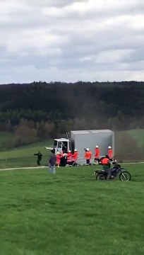 Crash test d'un camion qui fonce dans une barrière anti-terroriste