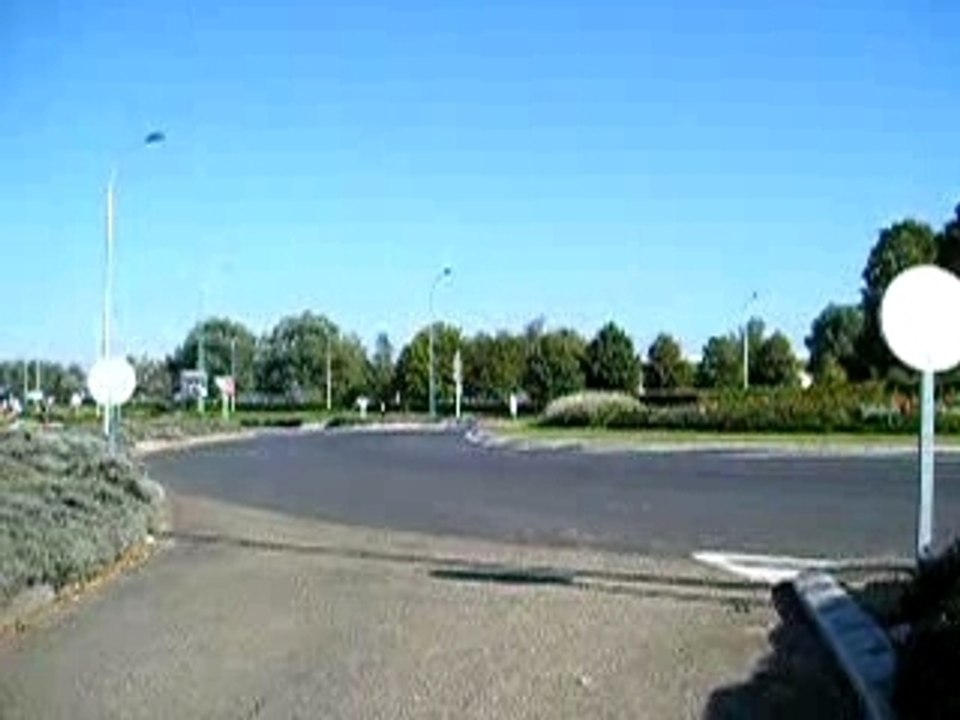 cale pied qui frotte sur bandit moto