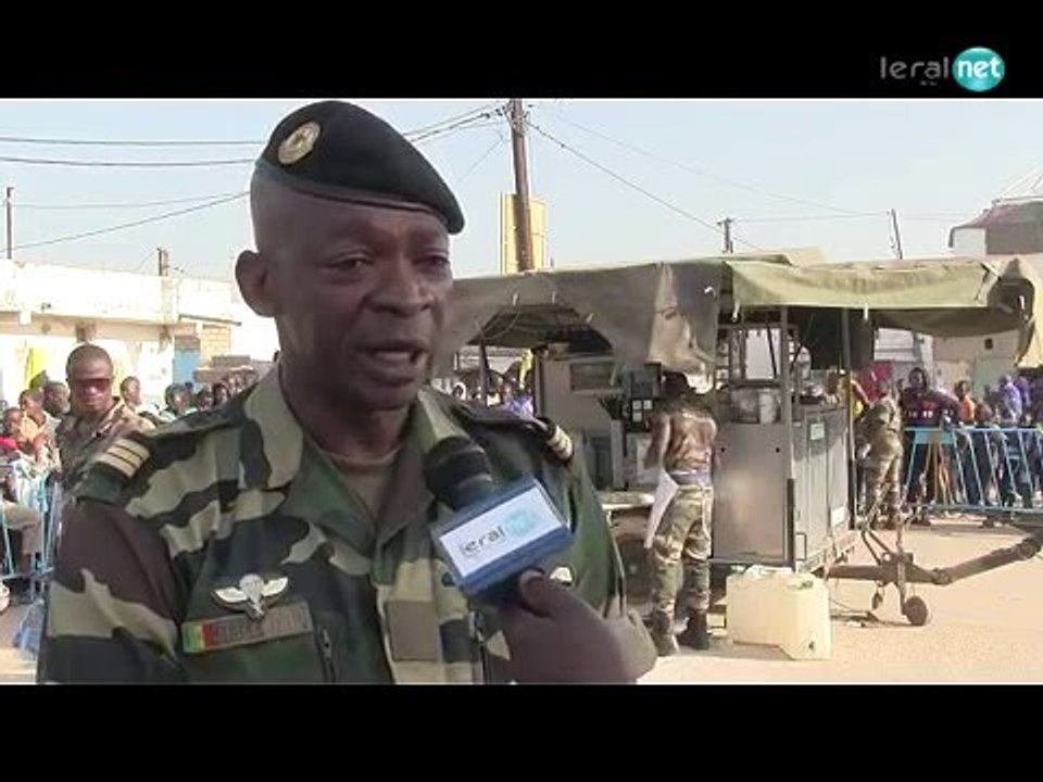 L'Armée sénégalaise distribue du pain aux pélérins