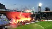Les supporters de Charleroi lancent un feu d'artifice à la mi-temps