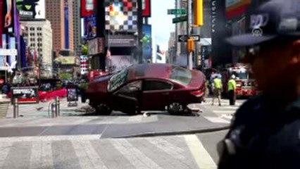 Kaldırıma Çıkan Araç Yayalara Çarptı - New