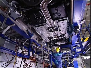 Questa è la fine che fanno le auto nuove di zecca che non vengono vendute. Tremendo!