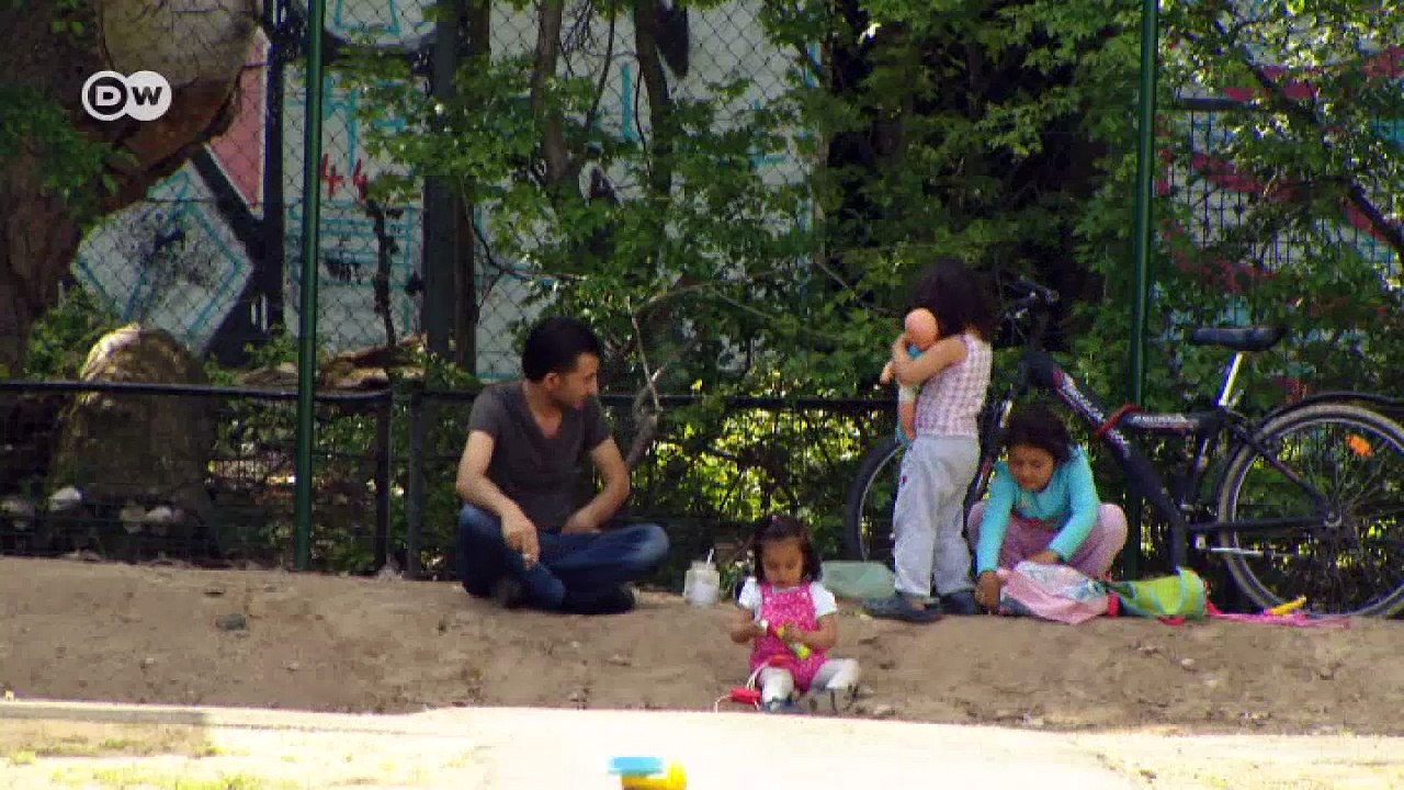 Tempelhofer Feld: Umstrittenes Containerdorf | DW Deutsch