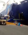 Momentos en el cual el Ferry tiene accidente en el puerto de san suci en el dia de hoy