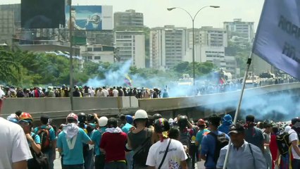 Opositores y militares se enfrentan en nueva marcha en Venezuela