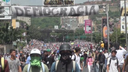 Nuevamente dispersan con agua y gases lacrimógenos manifestación opositora en Caracas